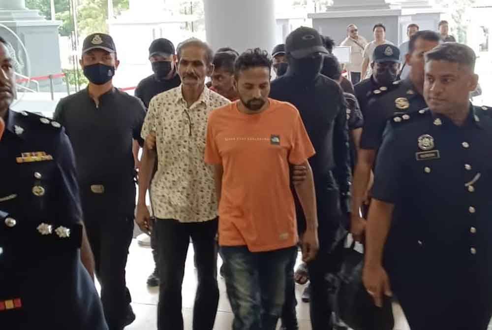 Mohammad Milon (kanan) dan Kader Batcha dibawa ke Mahkamah Majistret Kuala Lumpur pada Isnin, bagi menghadapi pertuduhan kes bunuh, dua minggu lalu.