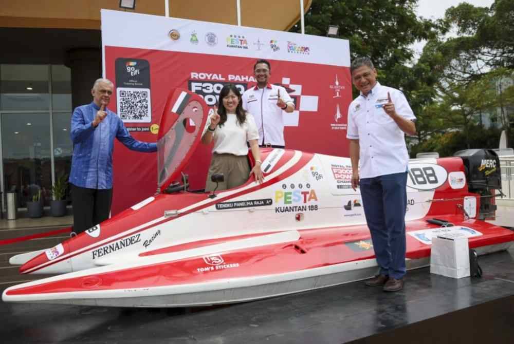 Yu Man (dua dari kiri) bergambar dengan bot yang akan digunakan untuk Royal Pahang F3000 Powerboat Championship selepas sidang media sempena Pesta Kuantan 188 hari ini - Foto: Bernama