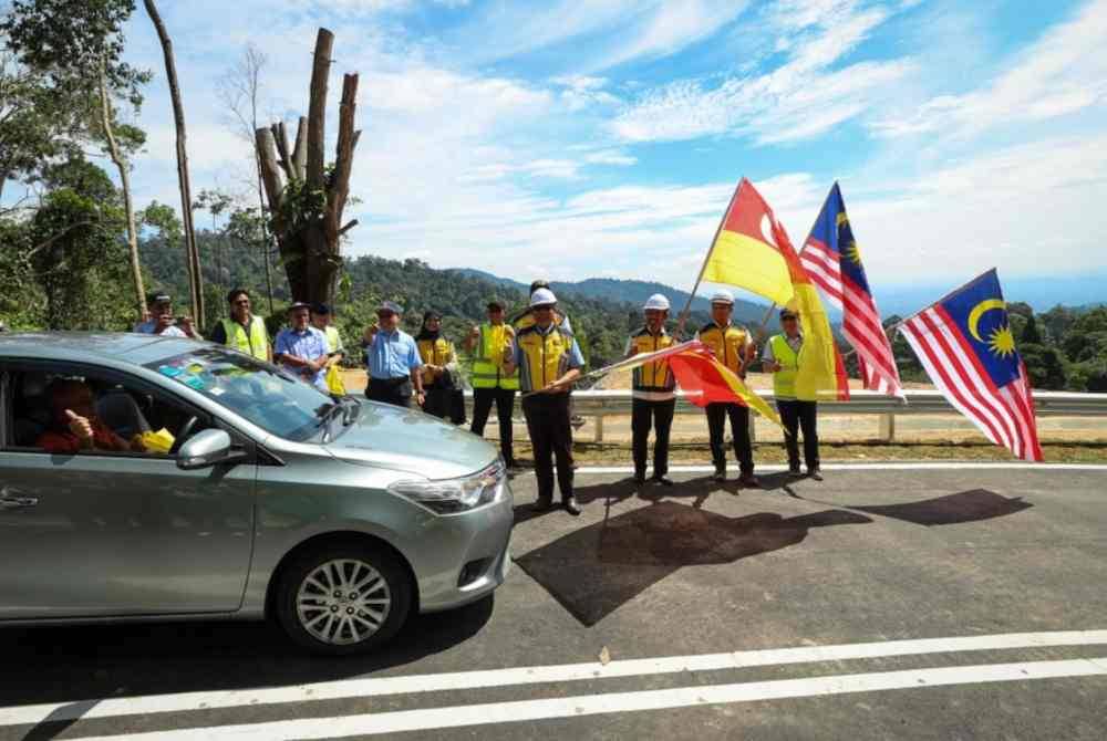 Izham (empat dari kanan) merasmikan pembukaan Jalan Batang Kali-Genting Highland, hari ini. - Foto: Bernama