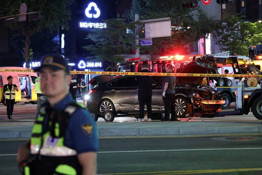 Sebuah kenderaan yang dipandu oleh seorang lelaki dipercayai berusia dalam lingkungan 60-an merempuh pejalan kaki yang sedang menunggu di lampu isyarat. - Foto: Agensi