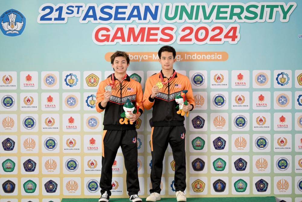 Zheng Yong dan Zeng Wye bersama pingat masing-masing.