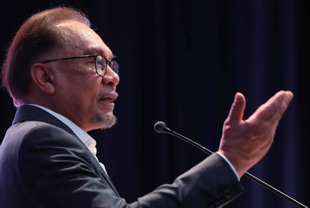 Perdana Menteri yang juga Menteri Kewangan Datuk Seri Anwar Ibrahim menyampaikan ucapan pada Majlis Perjumpaan Perdana Menteri bersama warga kerja Kementerian Kewangan pada Selasa. Foto Bernama