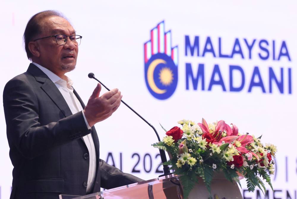 Perdana Menteri yang juga Menteri Kewangan Datuk Seri Anwar Ibrahim menyampaikan ucapan pada Majlis Perjumpaan Perdana Menteri bersama warga kerja Kementerian Kewangan pada Selasa. Foto Bernama