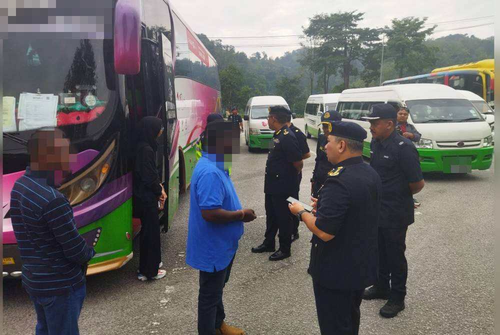 Muhammad Kifli menyoal siasat salah seorang pemandu bas persiaran dalam operasi bersepadu di sini, pada Selasa.