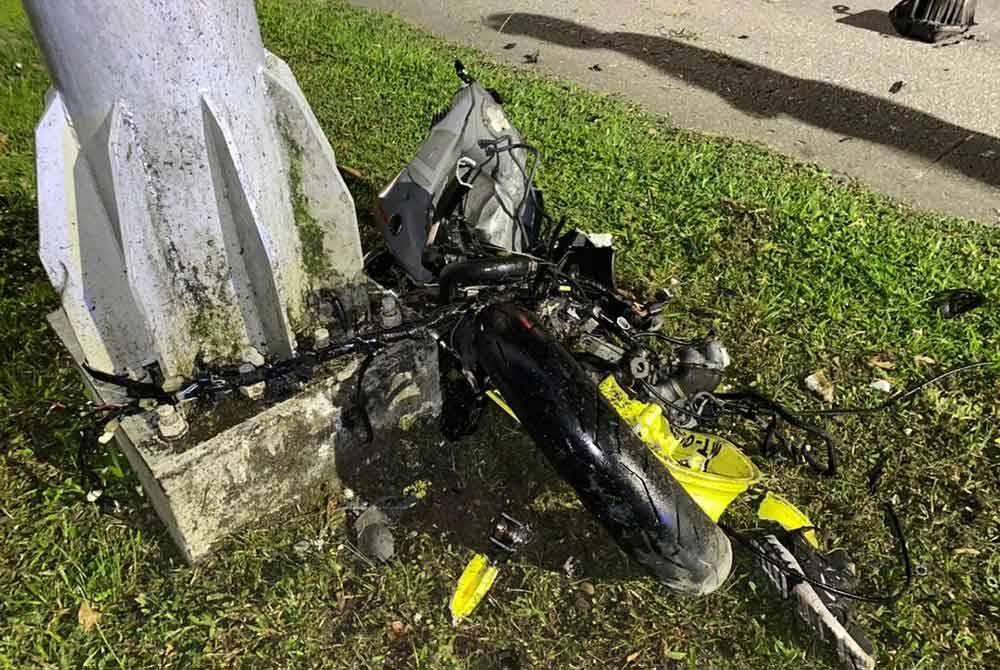 Keadaan motosikal yang dinaiki kedua-dua mangsa yang terbabit kemalangan di Jalan Besar di Kluang. Foto tular