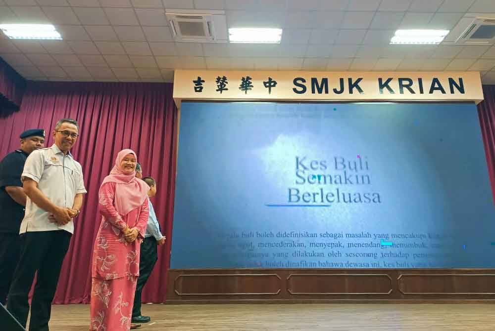 Fadhlina menyempurnakan gimik perasmian Program Anti Buli Peringkat Daerah Kerian di Sekolah Menengah Jenis Kebangsaan (SMJK) Krian, pada Selasa.