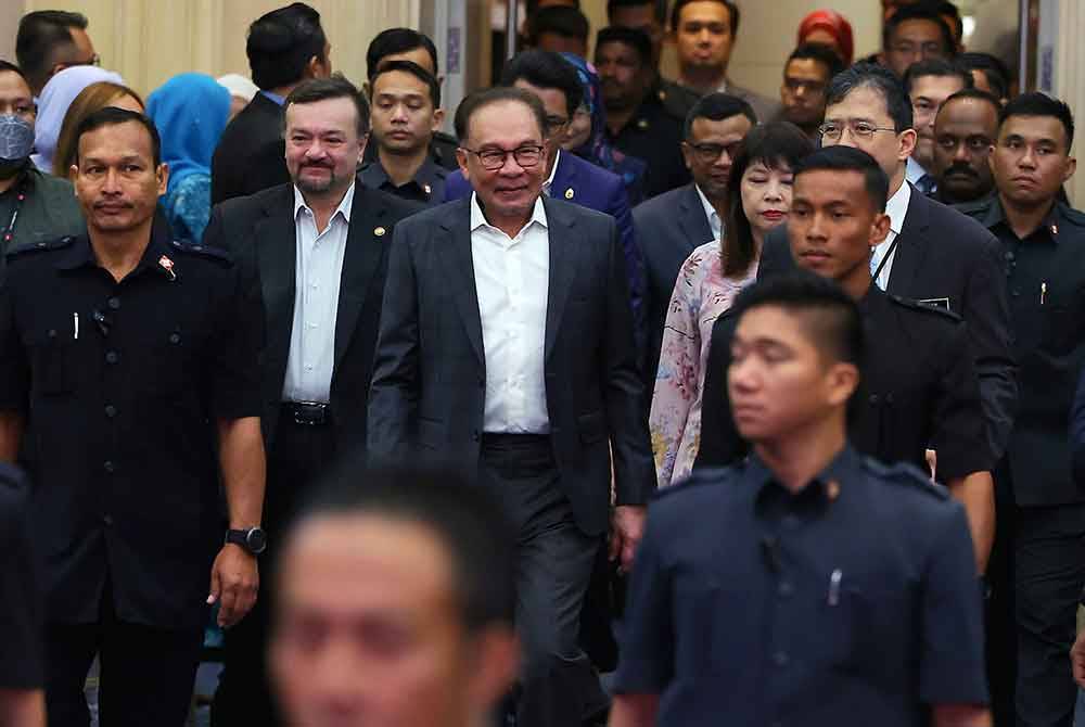 Perdana Menteri yang juga Menteri Kewangan Datuk Seri Anwar Ibrahim (tengah) ketika hadir pada Majlis Perjumpaan Perdana Menteri bersama warga kerja Kementerian Kewangan pada Selasa. Foto Bernama