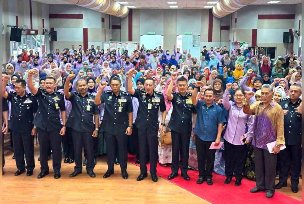 Muhamad Zaki (lima dari kiri) bergambar dengan hadirin di Kompleks Perpaduan Jajahan Machang pada Selasa.