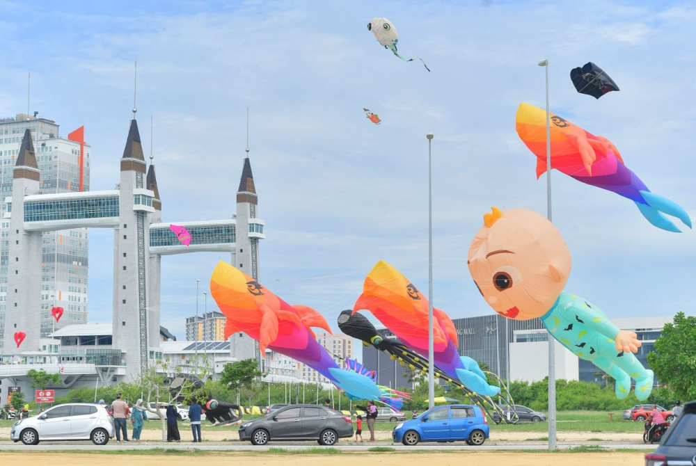 Suasana layang-layang yang diterbangkan di langit di Dataran Jambatan Angkat.