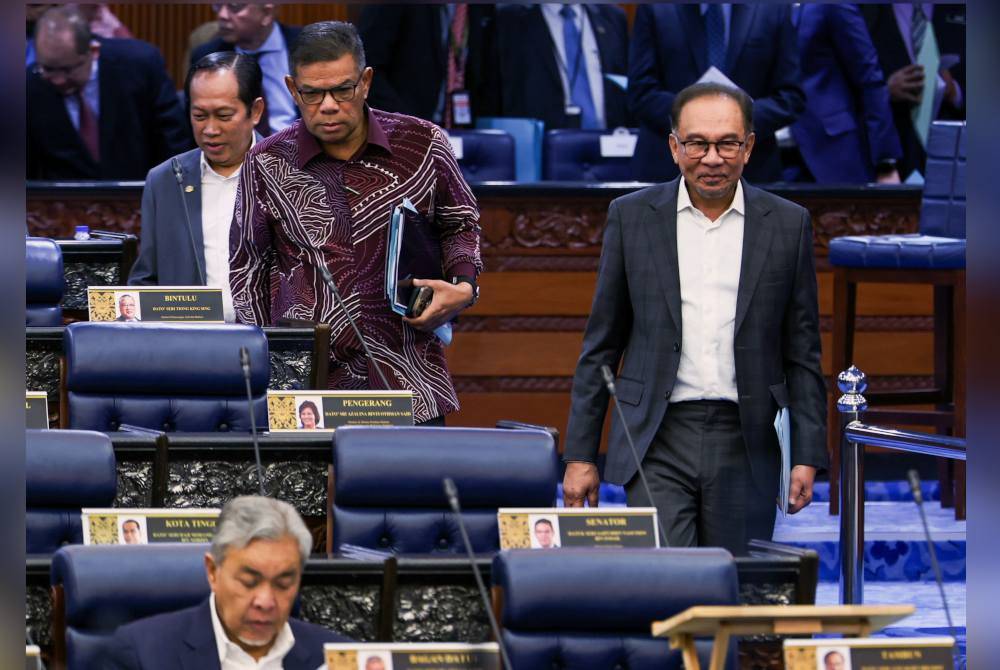 Anwar yang juga Menteri Kewangan dan Saifuddin hadir pada Persidangan Dewan Rakyat sempena Mesyuarat Kedua, Penggal Ketiga Parlimen Kelima Belas di Bangunan Parlimen hari ini. Foto Bernama