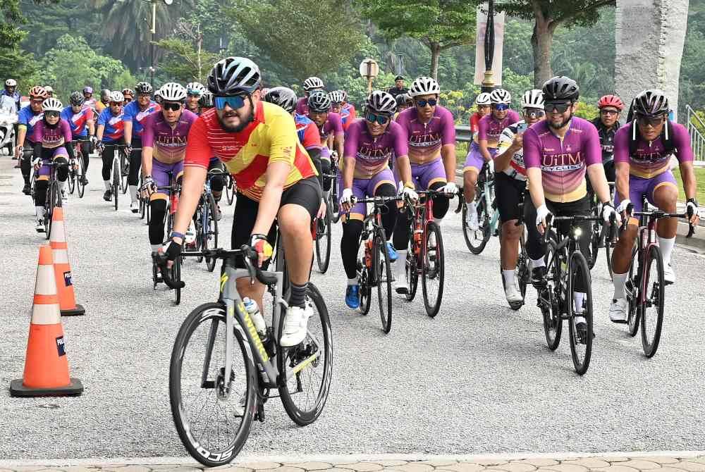 Tengku Amir Shah berkenan berkayuh dari Kampus Universiti Teknologi Mara (UiTM) Puncak Alam hingga ke UiTM Shah Alam.