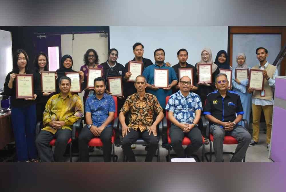 Pemilik SPS (belakang) menerima sijil penghargaan pada Majlis Penghargaan Pencapaian SPS selepas berjaya melaksanakan pelbagai program domestik dan antarabangsa.