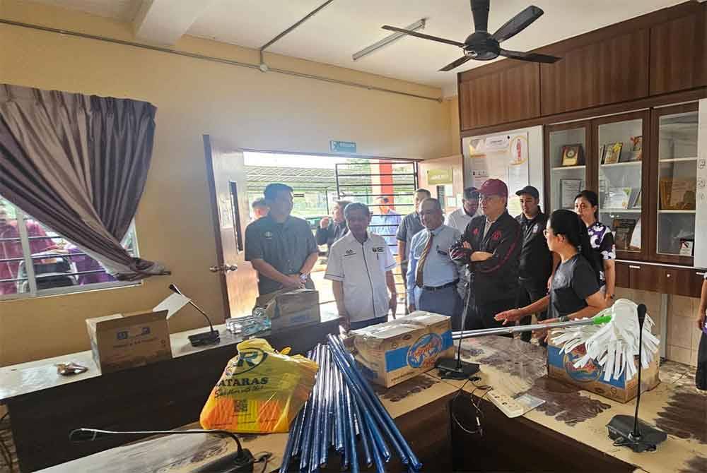 Mohd Arifin (dua dari kanan) bersama Raisin (tiga dari kanan) ketika meninjau keadaan bilik mesyuarat di St Michael yang terjejas akibat banjir di Penampang.Mohd Arifin (dua dari kanan) bersama Raisin (tiga dari kanan) ketika meninjau keadaan bilik mesyuarat di St Michael yang terjejas akibat banjir di Penampang.