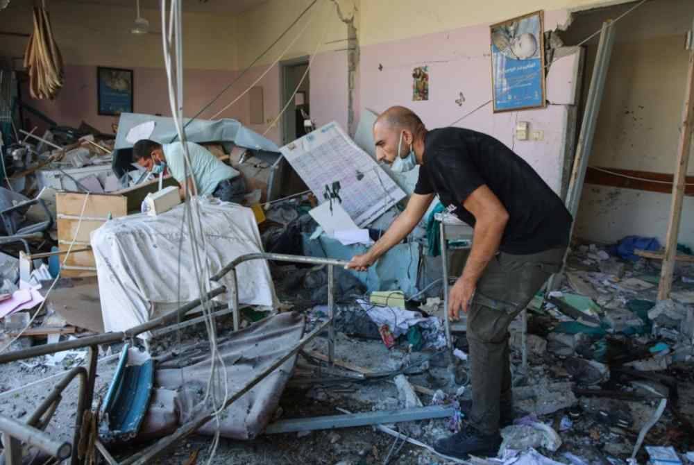 Sebuah klinik kesihatan di Bandar Gaza yang turut menjadi sasaran bedilan rejim Zionis. Foto AFP