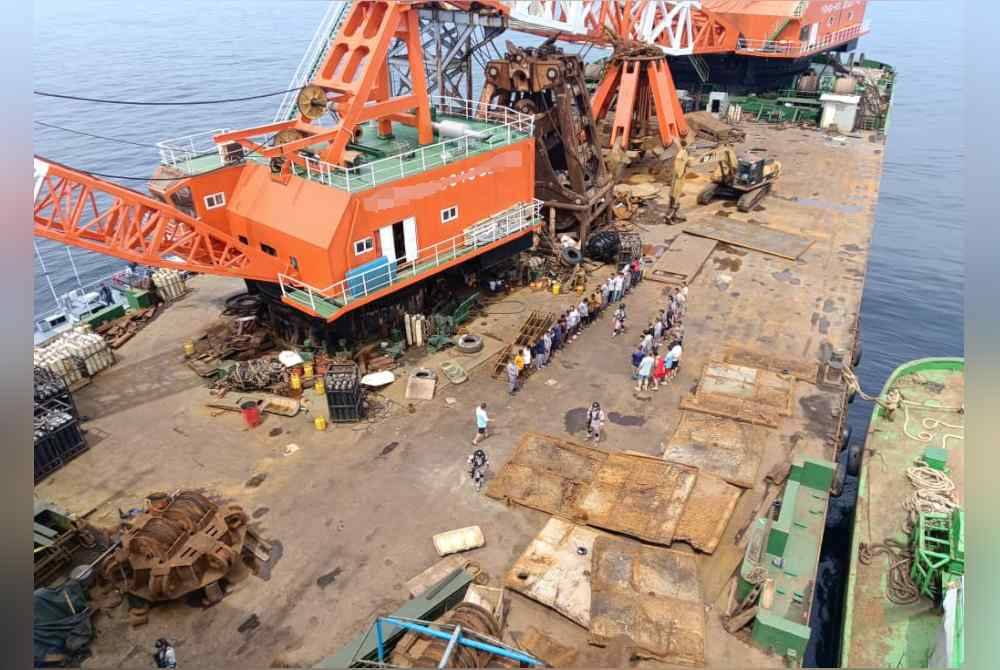 
Sebuah kapal korek pasir yang didaftarkan dari China ditahan selepas berlabuh di perairan Tanjung Hantu, Segari pada Isnin. Foto ihsan Maritim Malaysia