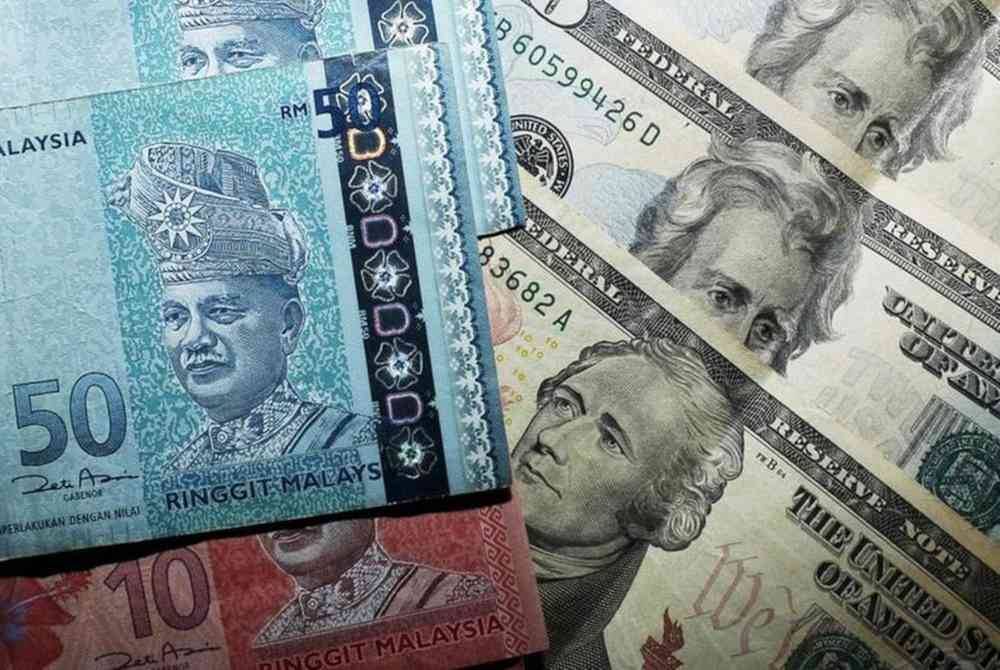 Pada jam 6 petang, ringgit diniagakan pada paras 4.7200/7225 berbanding dolar AS daripada 4.7120/7155 yang dicatatkan semalam. - Gambar hiasan