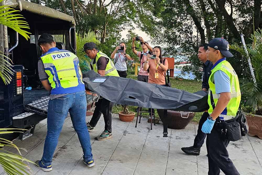 Pasukan polis mengangkat mayat mangsa untuk dihantar ke Jabatan Forensik, HRPB Ipoh.