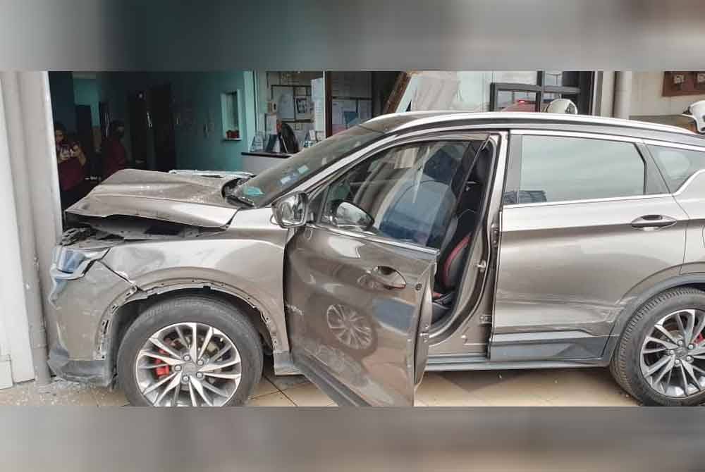 Keadaan Proton X50 selepas merempuh sebuah klinik di Lorong Taipan, Inanam, Kota Kinabalu.