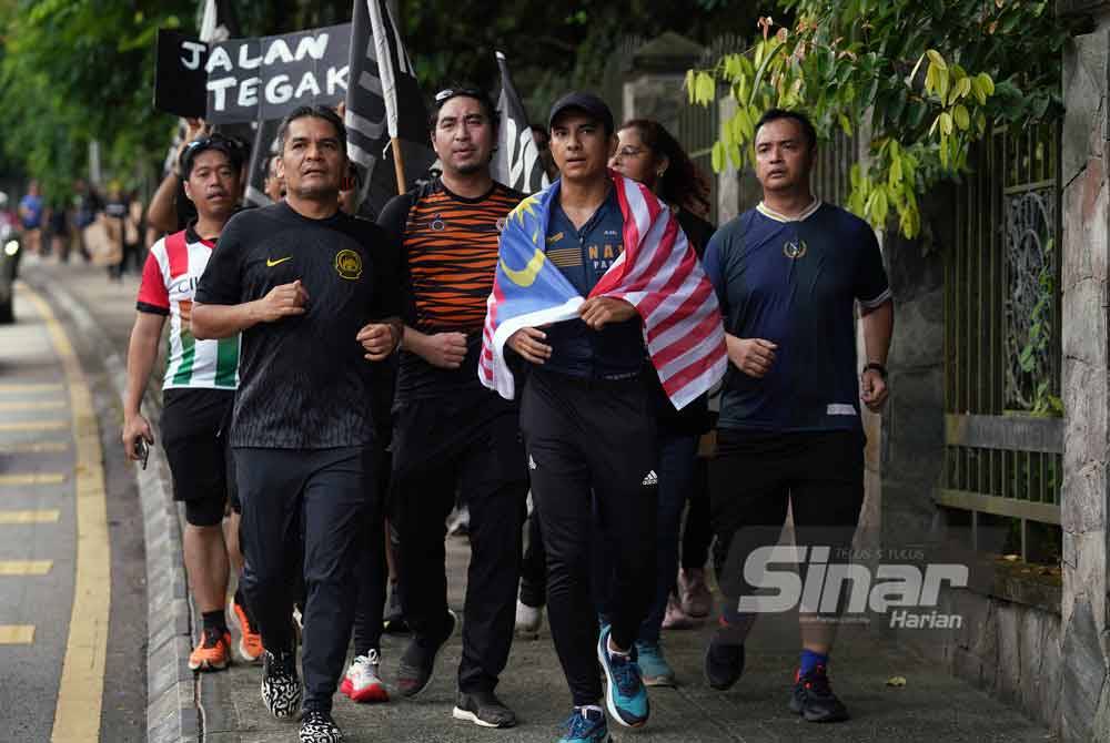 Syed Saddiq berjaya menamatkan misi larian solonya selama empat hari dari Muar ke Parlimen pada pagi Isnin. - FOTO: SINAR HARIAN/ ROSLI TALIB