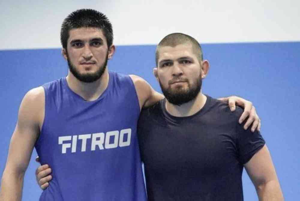 
Amru (kiri) kini dilatih Khabib selepas bapanya, Abdulmanap meninggal dunia akibat komplikasi Covid-19 pada 2020. Foto Agensi