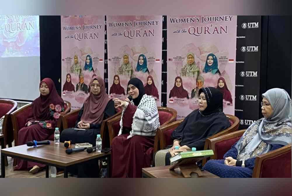 Dari kiri: Farhatul, Atiiqah, Maryam (tengah), Maria dan Rahmas ketika program &#039;Women&#039;s Journey with the Quran&#039; yang bertempat di UTM, di sini pada Selasa.