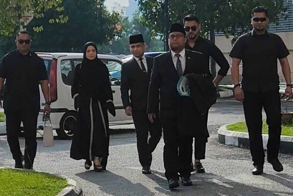 Aliff (dua dari kanan) dan Ruhainies (dua dari kiri) hadir ke Mahkamah Tinggi Syariah Wilayah Persekutuan Kuala Lumpur pada Rabu, bagi menghadapi pertuduhan berkhalwat, pada Mac lalu.