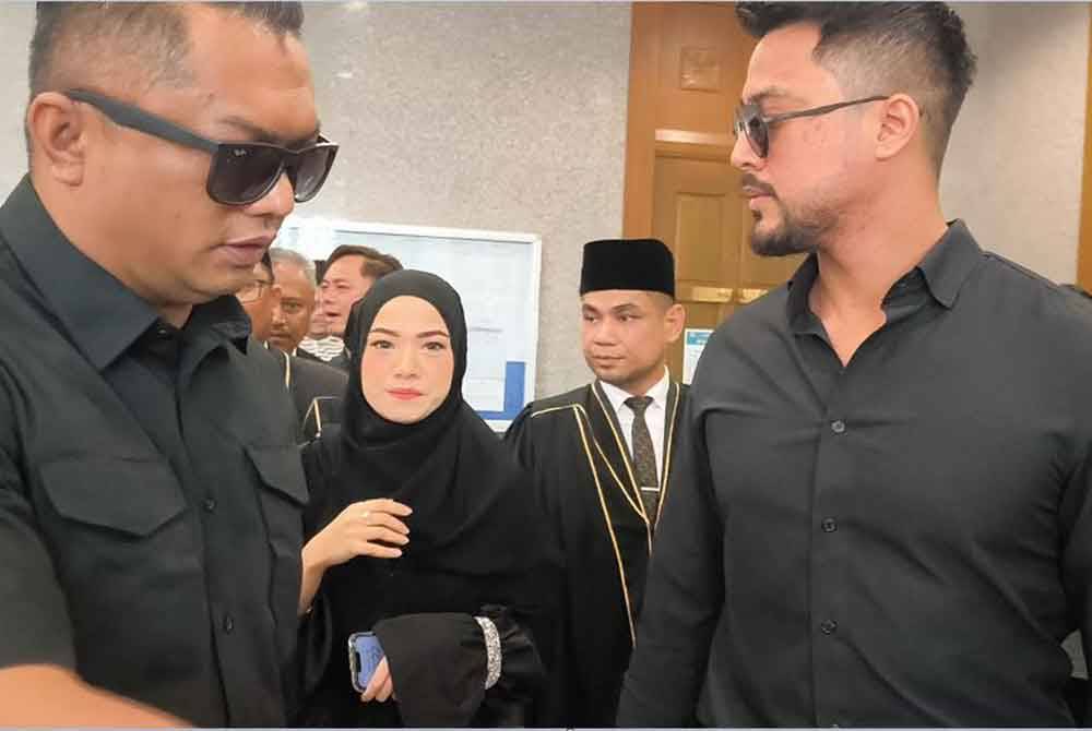 Aliff Aziz (kanan) dan Ruhainies mengaku tidak bersalah di Mahkamah Tinggi Syariah Wilayah Persekutuan di sini  pada Rabu, atas satu pertuduhan berkhalwat di sebuah kondominium, empat bulan lalu.