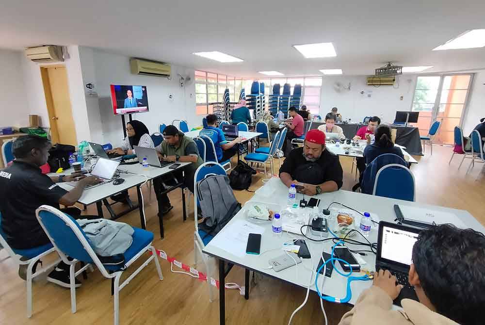 Pengamal media yang menggunakan perkhidmatan Pusat Media Kompleks Rakan Muda Seberang Perai Selatan.