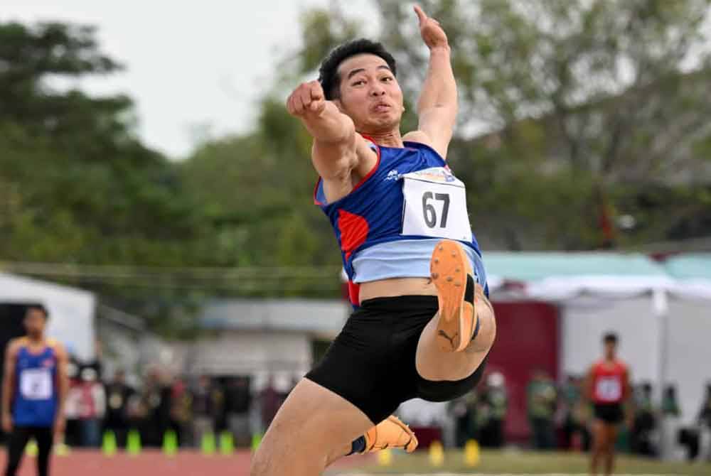 Dalam lompatan kelima penuntut Universiti Putra Malaysia (UPM) itu berjaya menampilkan lompatan 7.46 meter (m) di Lapangan Atletik FIK Universitas Negeri Surabaya (UNESA) bagi mengekalkan penguasaan kontinjen negara dalam acara itu selepas edisi Ubon Ratchathani 2022.