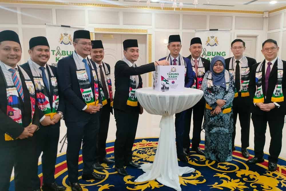 Onn Hafiz (empat dari kiri) melancarkan Tabung Kasih Johor - Palestin di Kota Iskandar pada Rabu.