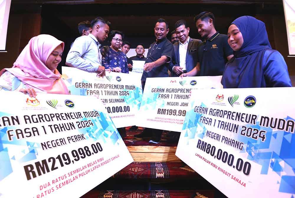 Lokman (tengah) beramah mesra dengan penerima Geran Agropreneur Muda.