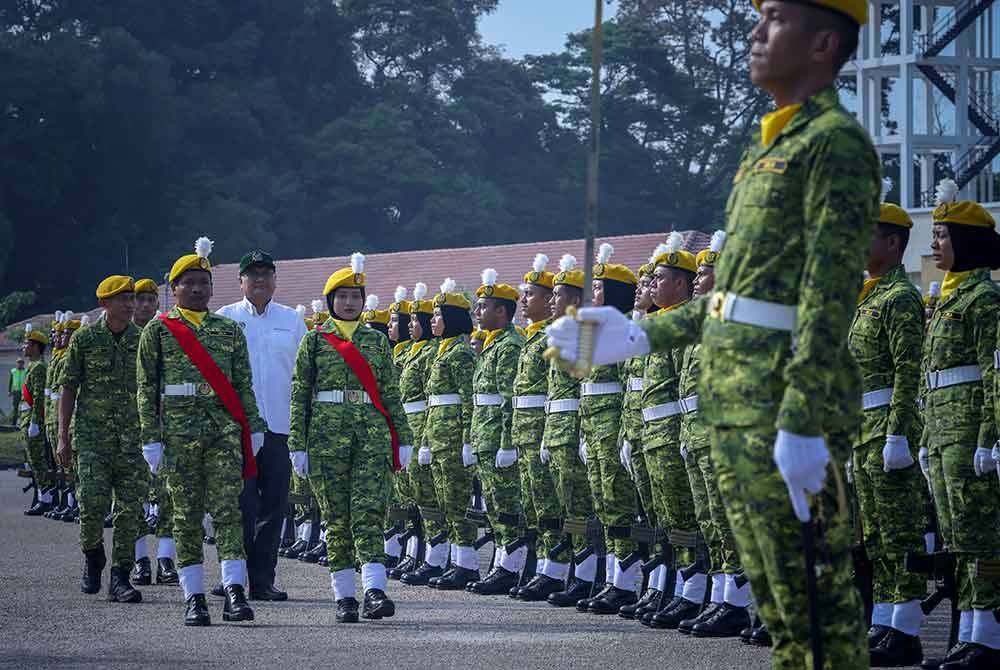 Timbalan Menteri Dalam Negeri Datuk Seri Dr Shamsul Anuar Nasarah (tiga, kiri) memeriksa Kawalan Kehormat Anggota Sukarelawan Malaysia (RELA) pada Majlis Sambutan Hari Ulang Tahun RELA ke-52 peringkat Kebangsaan 2024 di Akademi Latihan RELA Malaysia, hari ini.