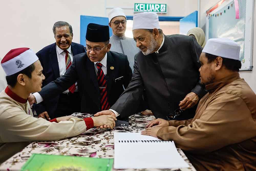 Sheikh Al-Azhar Al-Sharif, Prof Dr Ahmad Muhammad Ahmad At-Tayyeb (dua dari kanan) menyantuni pelajar Darul Quran semasa membuat Lawatan Kerja ke Darul Quran Jakim, Kuala Kubu Bharu pada Rabu. Foto Bernama