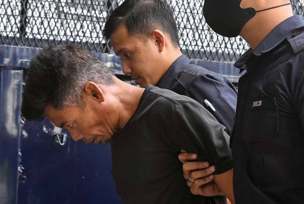 Mohd Fadhli Mukhtar, 52, (kiri) mengaku tidak bersalah di Mahkamah Sesyen pada Rabu atas dua pertuduhan pecah masuk rumah dan mencabul jiran pada 29 Jun lalu. Foto: Bernama