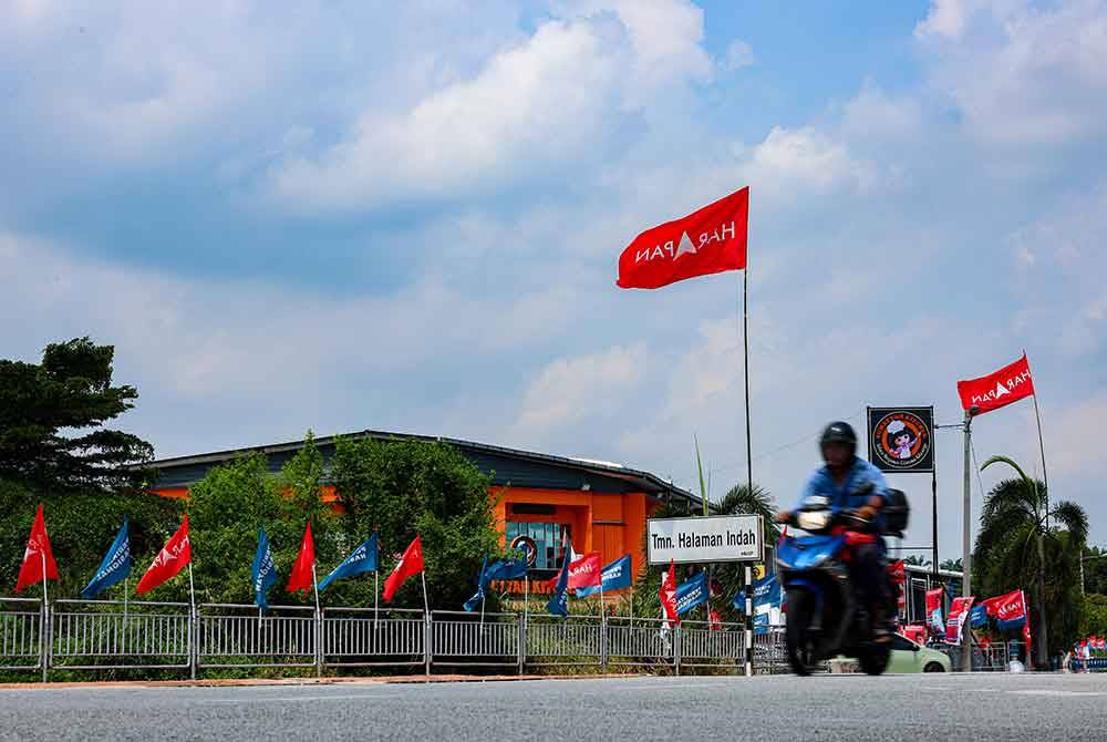 Suasana perang bendera antara parti politik yang bertanding iaitu PH dan PN dapat dilihat di sekitar Taman Halaman Indah sempena kempen PRK Sungai Bakap. Foto: Bernama