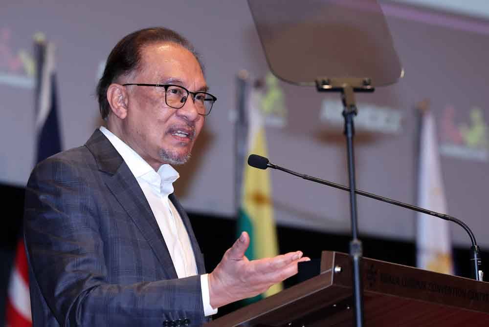 Anwar ketika menyampaikan ucaptama pada pelancaran Mesyuarat Meja Bulat Menteri ASEAN-China mengenai Pembinaan dan Perumahan (ACMROCH) serta Pameran Seni Bina, Reka Bentuk Dalaman dan Pembinaan Antarabangsa ke-23 (ARCHIDEX) 2024 pada Rabu. Foto Bernama