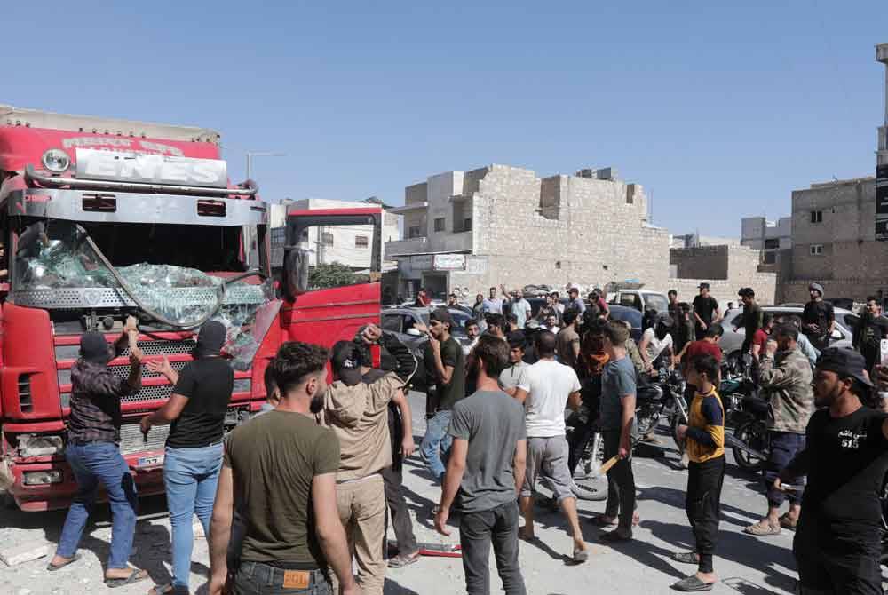 Penunjuk perasaan menyerang sebuah trak milik Turkiye ketika protes di al-Bab, utara Syria pada akhir minggu lalu. Foto AFP