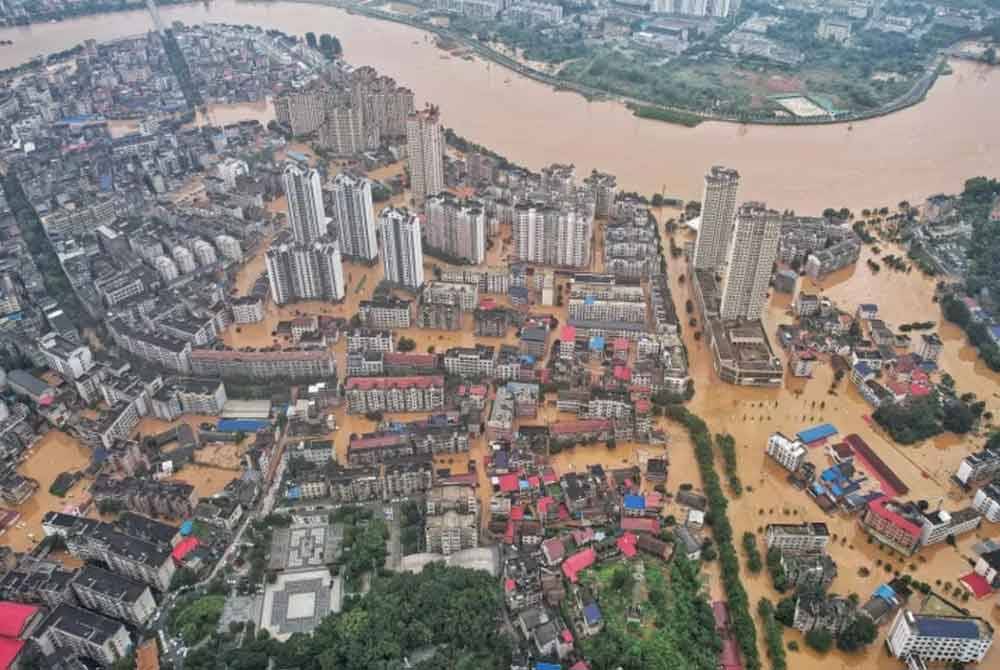 Pemandangan udara menunjukkan bangunan dan jalan ditenggelami air selepas hujan lebat melanda di Yueyang, wilayah Hunan.- Agensi