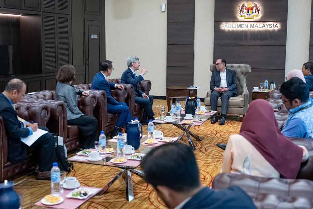 Anwar (tengah) ketika menerima kunjungan Presiden UN Sustainable Development Solutions Network, Profesor Jeffrey D Sachs di bangunan Parlimen pada Rabu. Foto FB Anwar Ibrahim