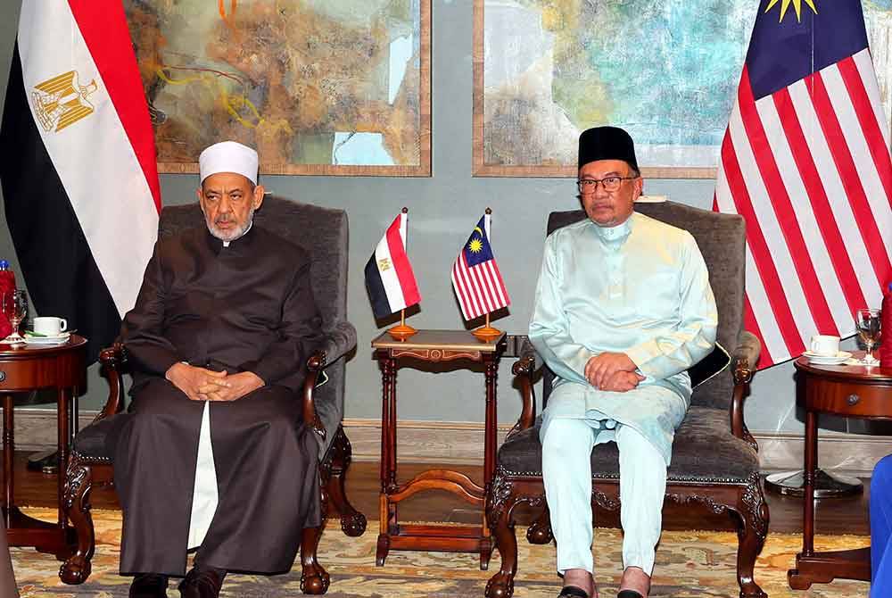 Anwar menerima kunjungan hormat Sheikh Al-Azhar Al-Sharif Prof Dr Ahmad Muhammad Ahmad At-Tayyeb (kiri) di Kompleks Seri Perdana, pada Rabu. Foto Bernama