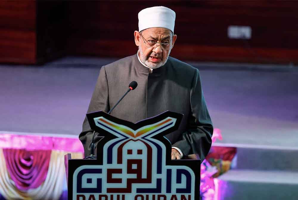 Sheikh Al-Azhar Al-Sharif, Prof Dr Ahmad Muhammad Ahmad At-Tayyeb menyampaikan ucapan pada Majlis Lawatan Kerja ke Darul Quran Jakim, Kuala Kubu Bharu pada Rabu. Foto Bernama