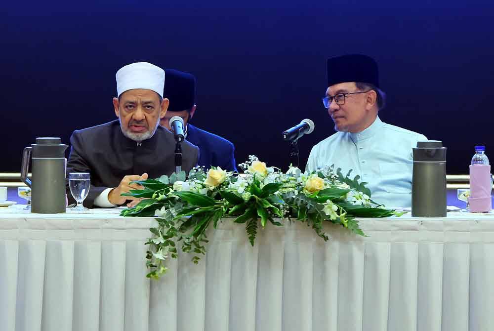 Anwar (kanan) pada Majlis Ilmu MADANI yang disampaikan oleh Sheikh Al-Azhar Al-Sharif Prof Dr Ahmad Muhammad Ahmad At-Tayyeb di Kompleks Seri Perdana pada Rabu. Foto Bernama