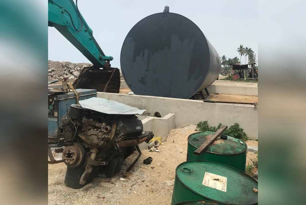 Sebanyak 25,000 liter minyak diesel dan dua buah &#039;skid tank&#039; dengan anggaran nilai keseluruhan RM111,750 dirampas di lokasi berkenaan.Foto KPDN Terengganu