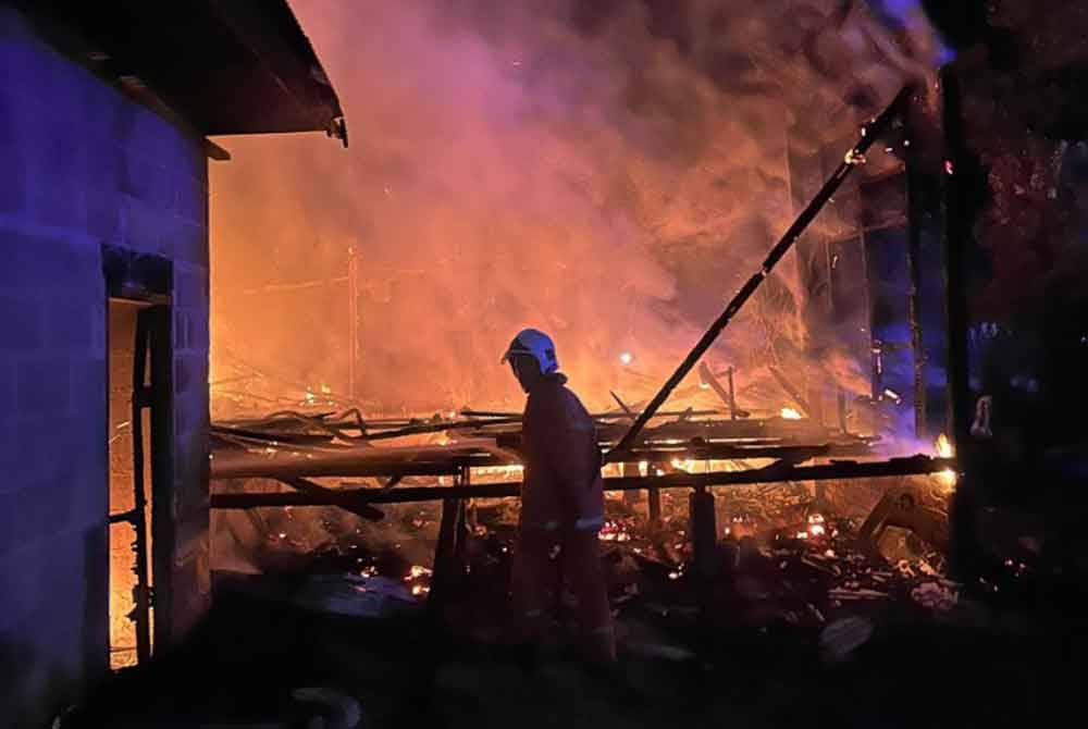 Keadaan rumah yang terbakar di Kampung Gaal Pondok di Pasir Puteh pada Khamis.