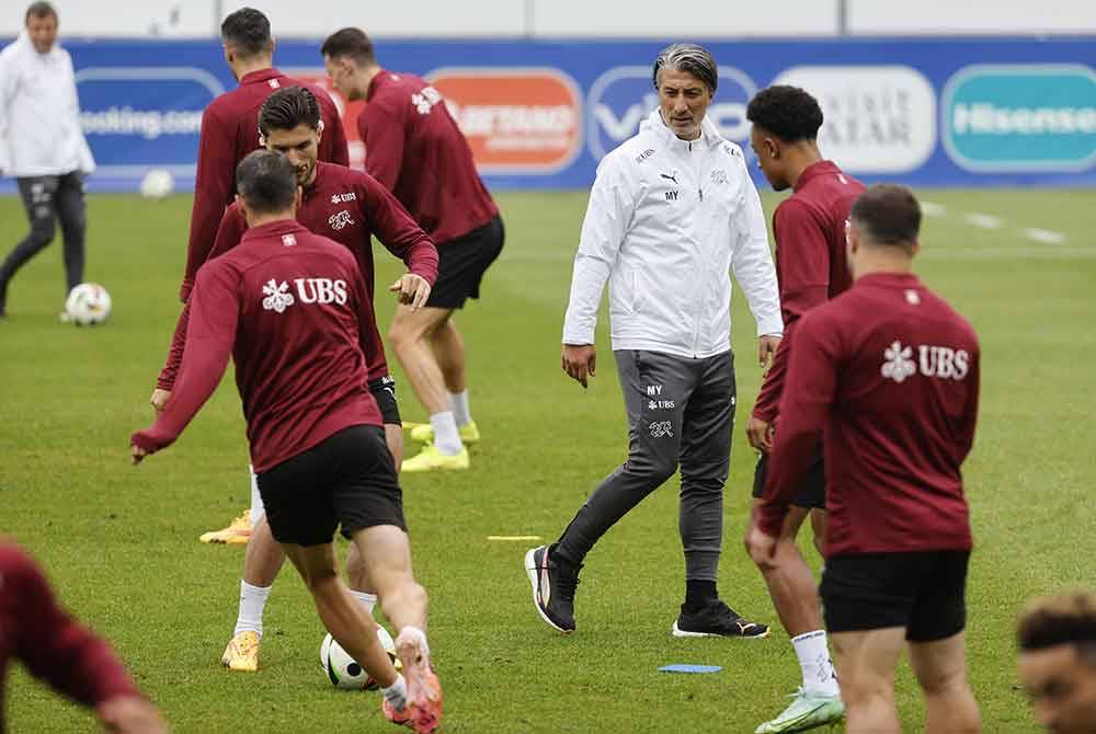 Yakin (tengah) ketika sesi latihan Switzerland di Stuttgart, Jerman. Foto EPA