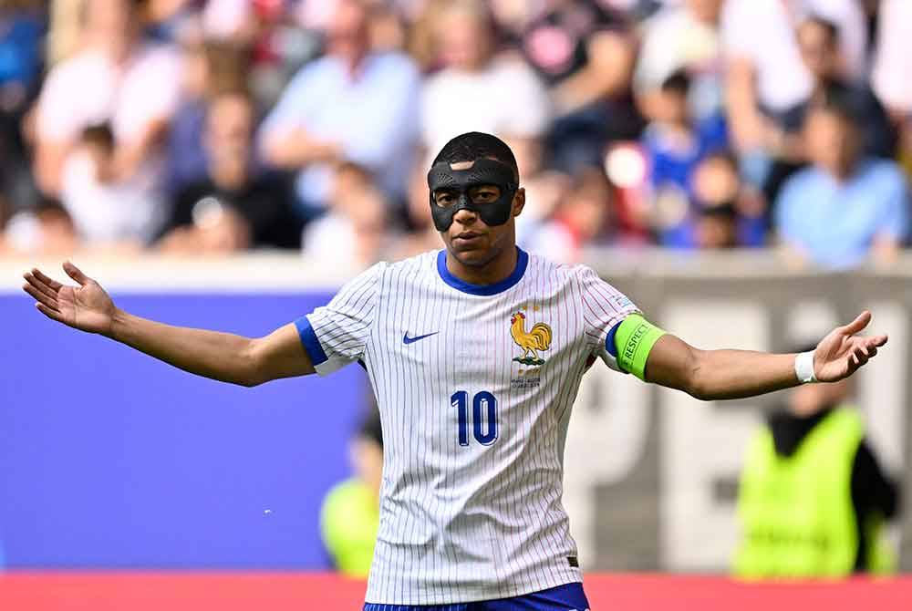 Mbappe masih cuba menyesuaikan diri dengan topeng yang perlu dipakainya selepas mengalami kecederaan patah hidung. Foto AFP