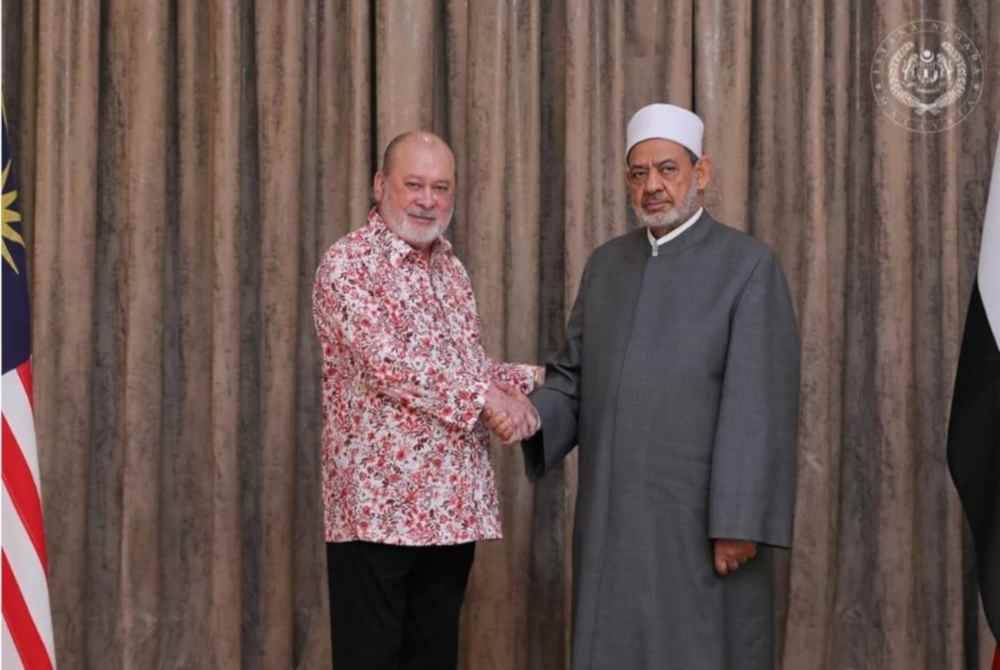 Sultan Ibrahim (kiri) berkenan menerima menghadap Sheikh Al-Azhar Al-Sharif Profesor Dr Ahmad Muhammad Ahmad At-Tayyeb, yang dalam rangka lawatan khas empat hari ke Malaysia. Foto FB Sultan Ibrahim Sultan Iskandar