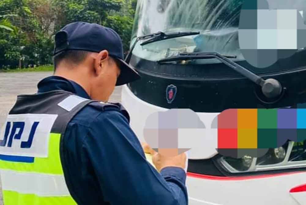 Pegawai JPJ memeriksa antara bas yang ditahan dalam operasi khas bersepadu kenderaan pelancongan dan perkhidmatan awam yang dijalankan sejak 1 Julai lalu sehingga Rabu.