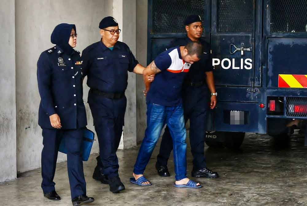 Tertuduh diiringi polis sebaik tiba di lokap Mahkamah Alor Setar pada Khamis.