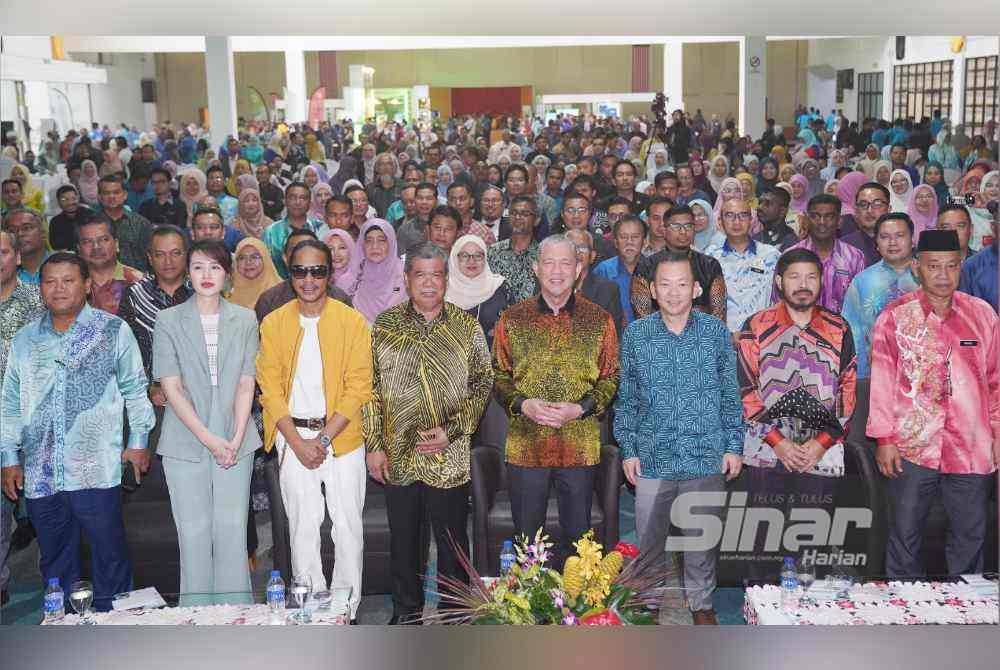 Fadillah (tengah) bersama Menteri Pertanian dan Keterjaminan Makanan, Datuk Seri Mohamad Sabu (empat dari kiri) dan Ketua Setiausaha Kementerian Ekonomi, Datuk Nor Azmie Diron (kiri) bergambar selepas selesai majlis Peluncuran Banci Pertanian 2024 yang diadakan pada Khamis. Foto ROSLI TALIB